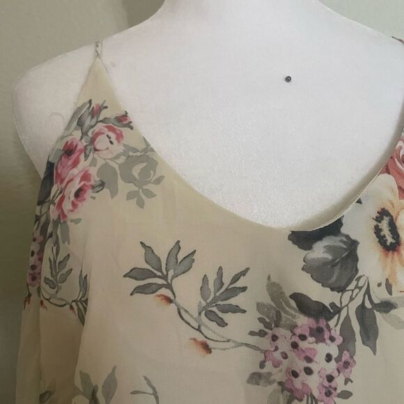 Haute Monde Open Shoulder Flower Top - Picture 2 of 7